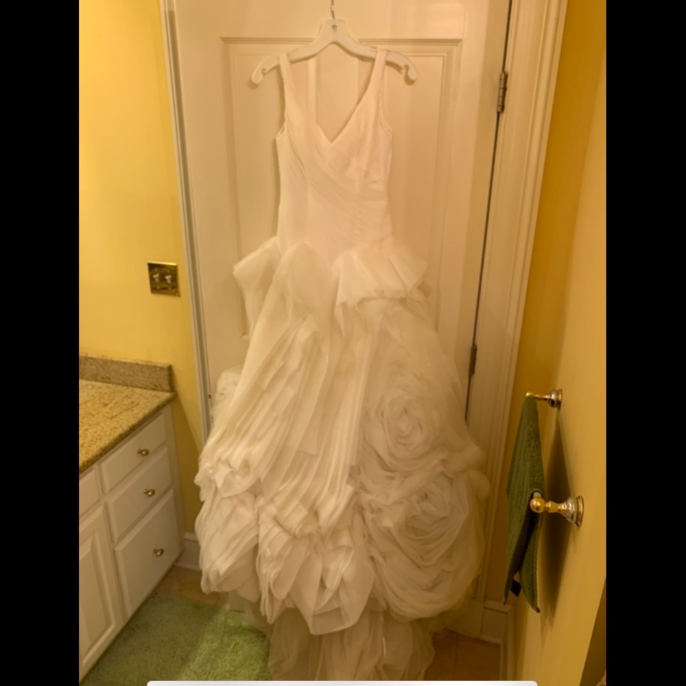Vera Wang White wedding dress size0 worn3hours,great condition to rips or stains
